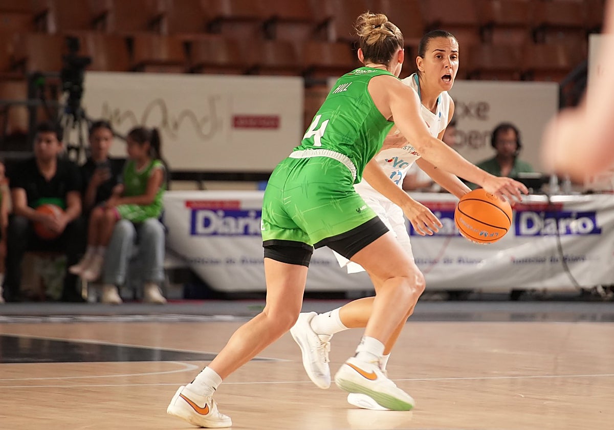 Andrea Vilaró, defendida por Hill en el partido de este sábado.