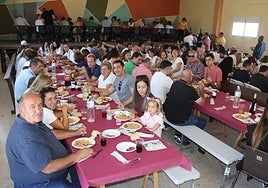 El salón se llenó de comensales para disfrutar de la comida de las fiestas de Pizarral.