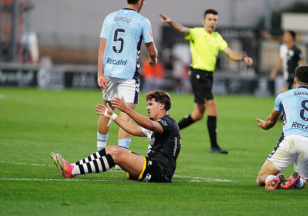 Abde protesta tras caer derribado en el área del Celta Fortuna.