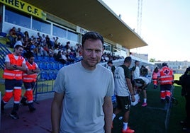 El entrenador de Unionistas, Mario Simón, saliendo del túnel de vestuarios este sábado.