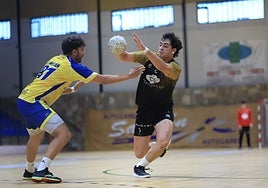 David García intenta encontrar hueco para lanzar a la portería del Maravillas.