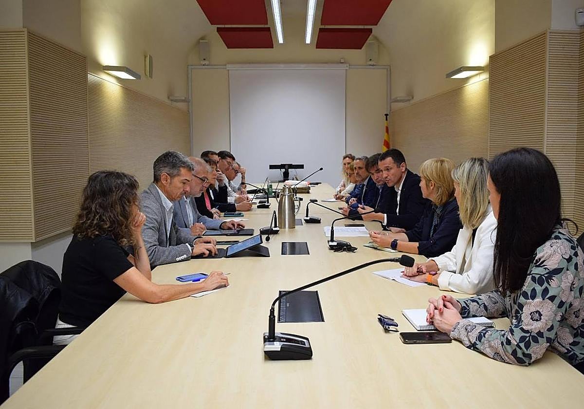 Ordeig preside la reunón del comité de crisis.