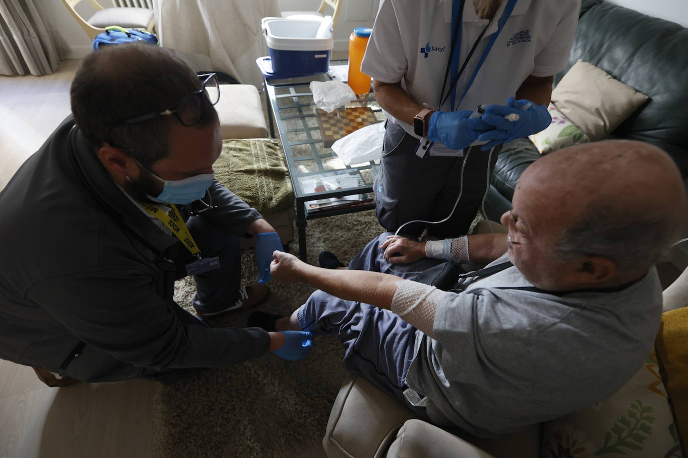 Curas y tratamiento «igual que en el Hospital». «Los pacientes de esta unidad reciben, exactamente, la misma atención que recibirían en el Hospital. Por eso han sido incluidos en este programa, que no es una alternativa a una residencia ni a cuidados crónicos. Es una hospitalización de agudos».
