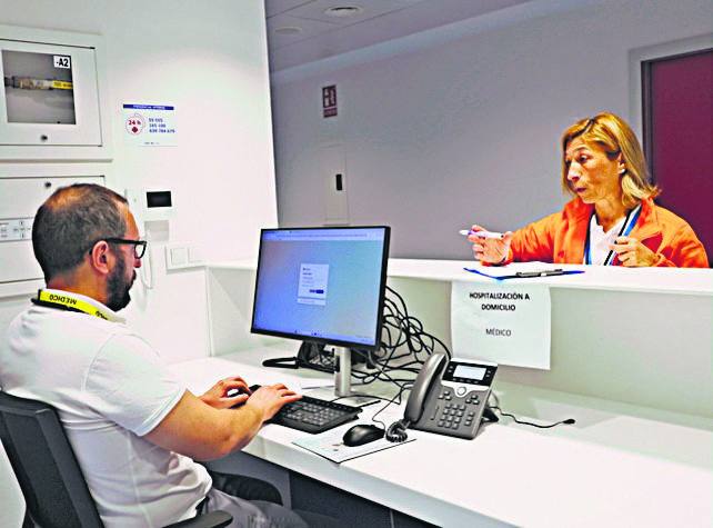 Llamada, revisión de la historia y plan de ruta. El equipo asignado para esta jornada llama previamente a los pacientes -a su cuidador- para conocer qué tal pasó la noche. Después, estudia el tratamiento que está recibiendo, valora posibles cambios y diseña el orden a seguir en las visitas.