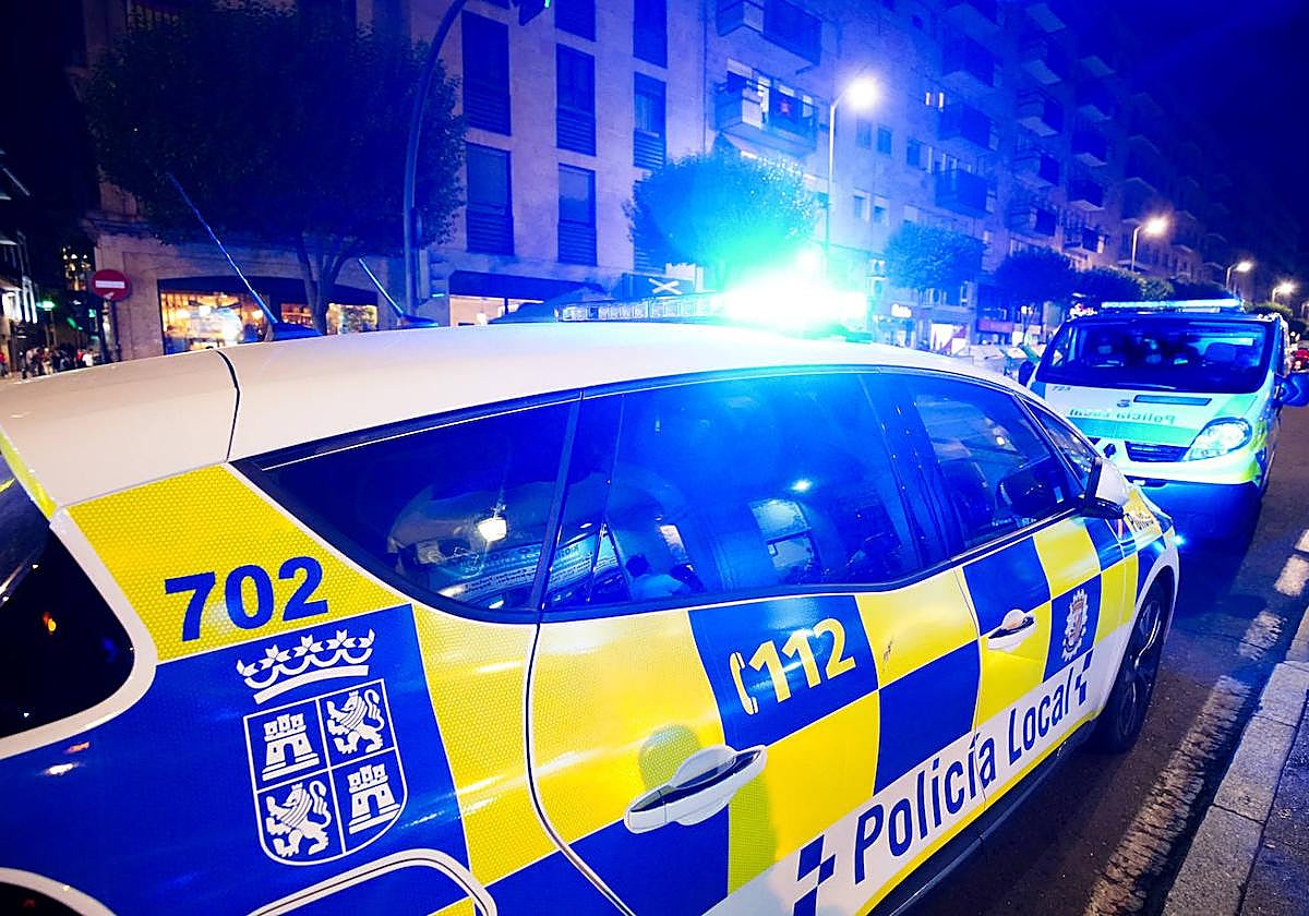Dos patrullas de la Policía Local, en la Gran Vía.