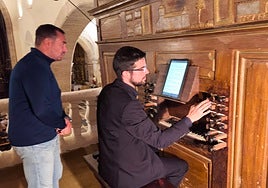 Alberto Iglesias y Samuel Maíllo, durante el concierto de órgano.