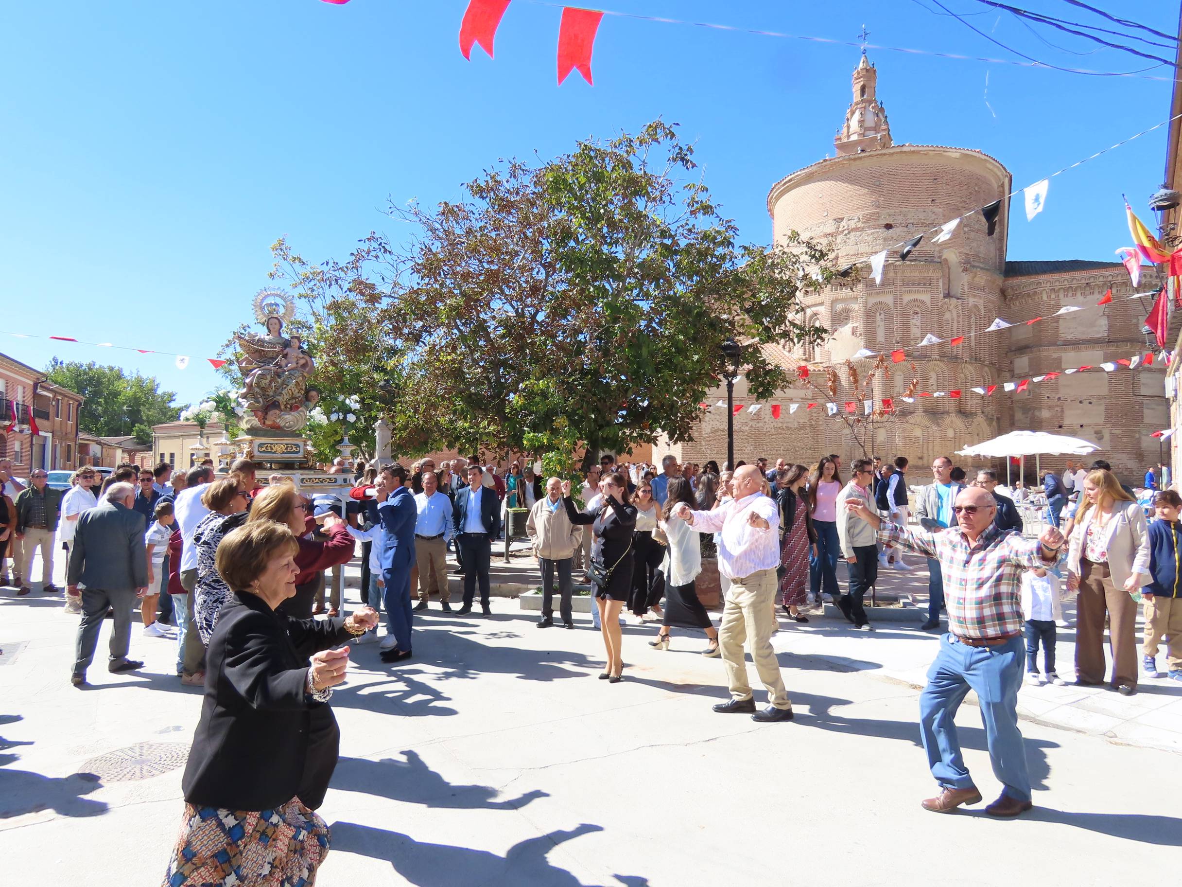 Rágama obsequia con cariño a la Virgen del Rosario