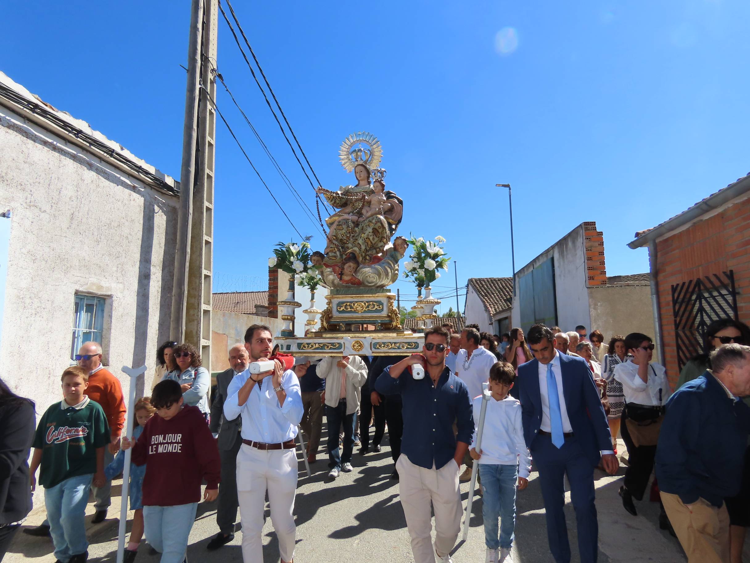Rágama obsequia con cariño a la Virgen del Rosario