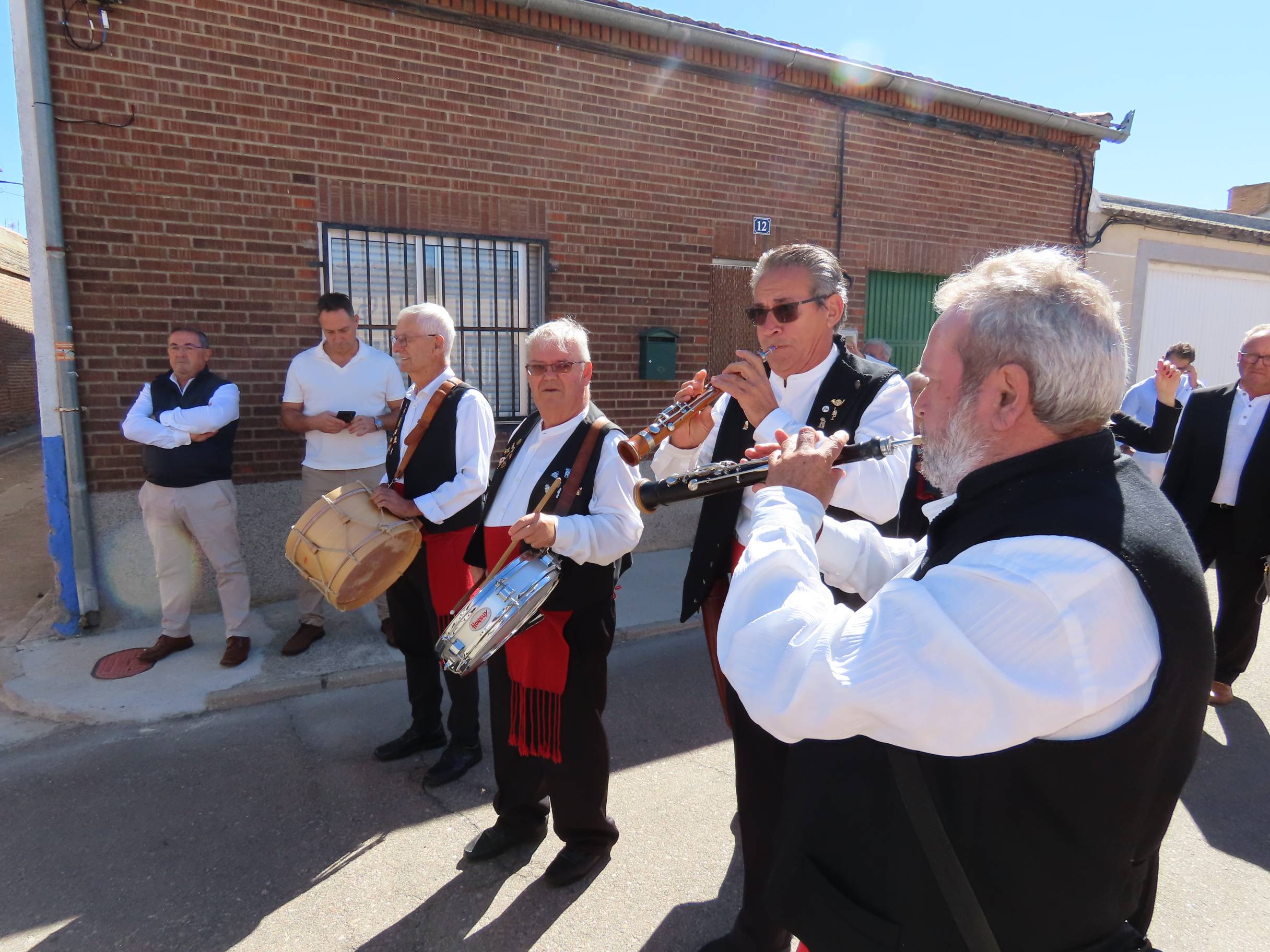 Rágama obsequia con cariño a la Virgen del Rosario