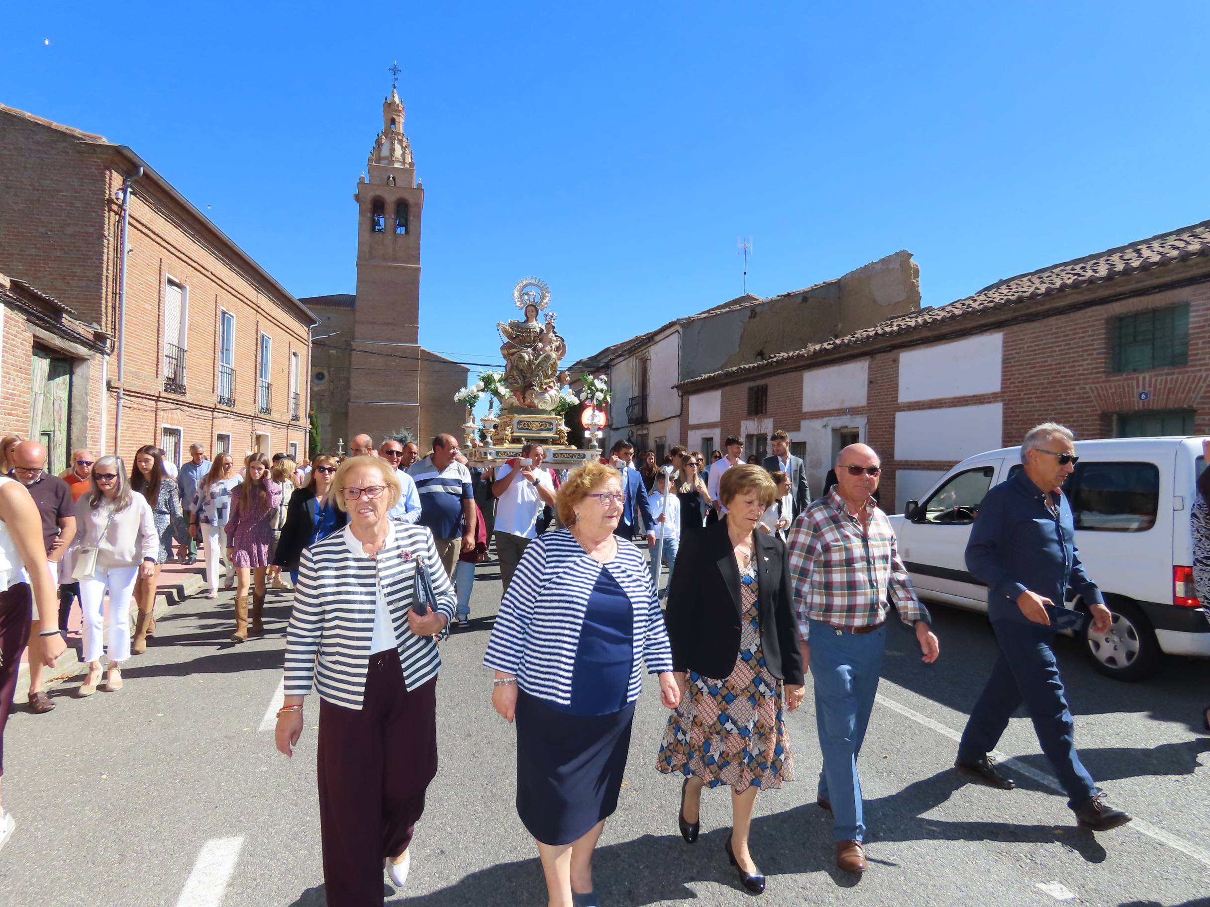 Rágama obsequia con cariño a la Virgen del Rosario