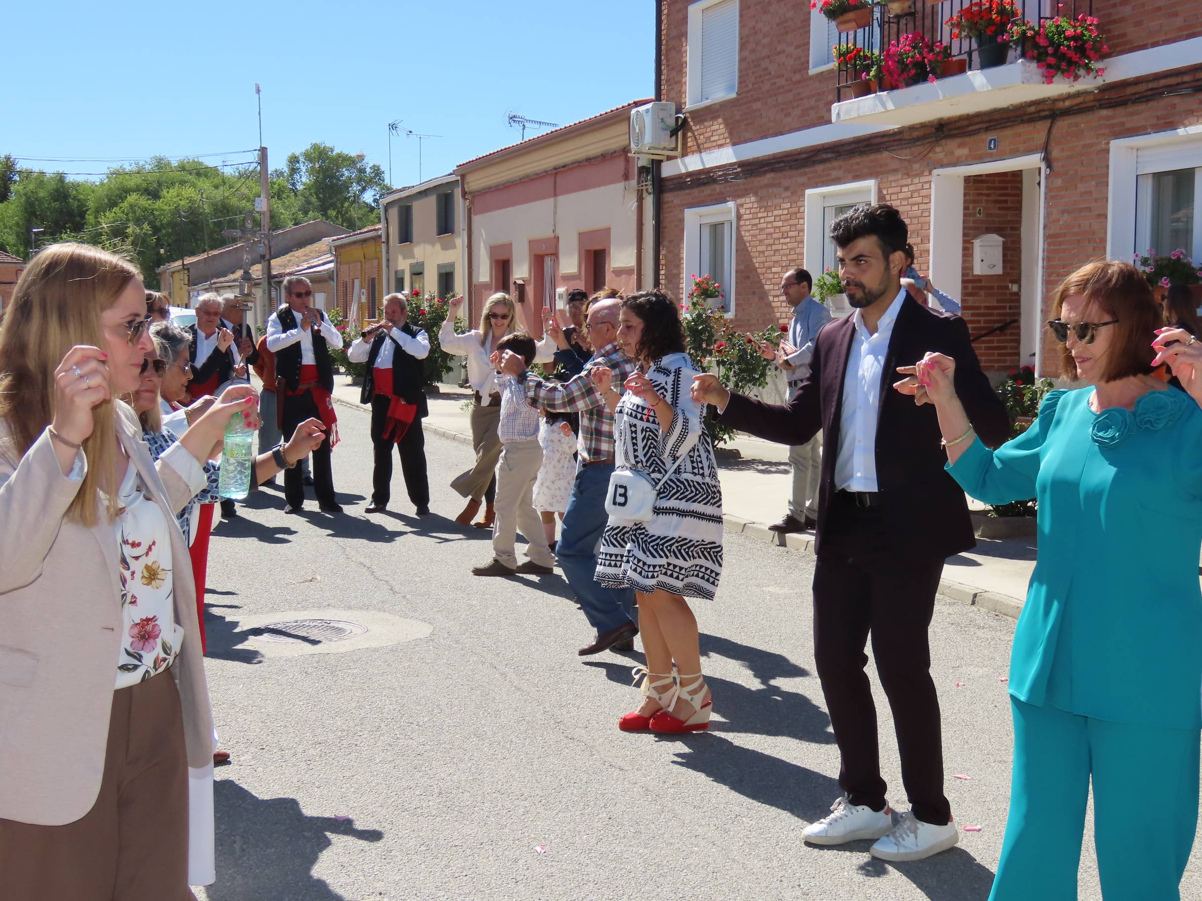 Rágama obsequia con cariño a la Virgen del Rosario
