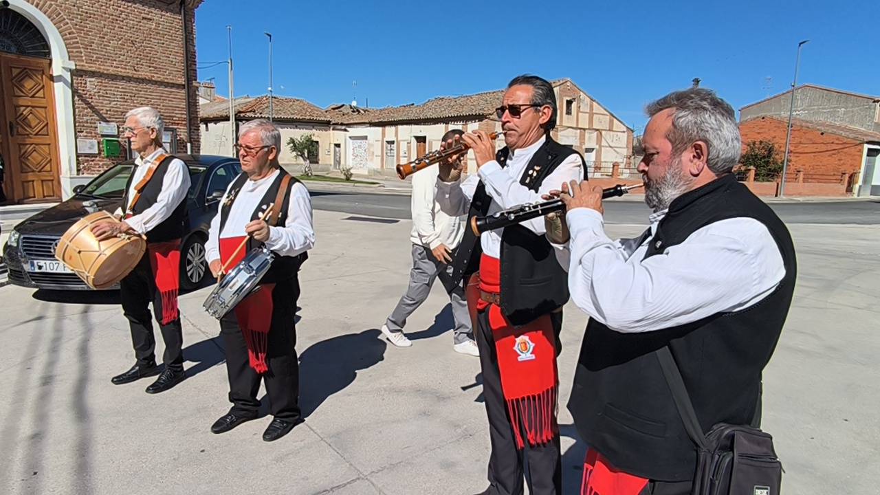 Rágama obsequia con cariño a la Virgen del Rosario