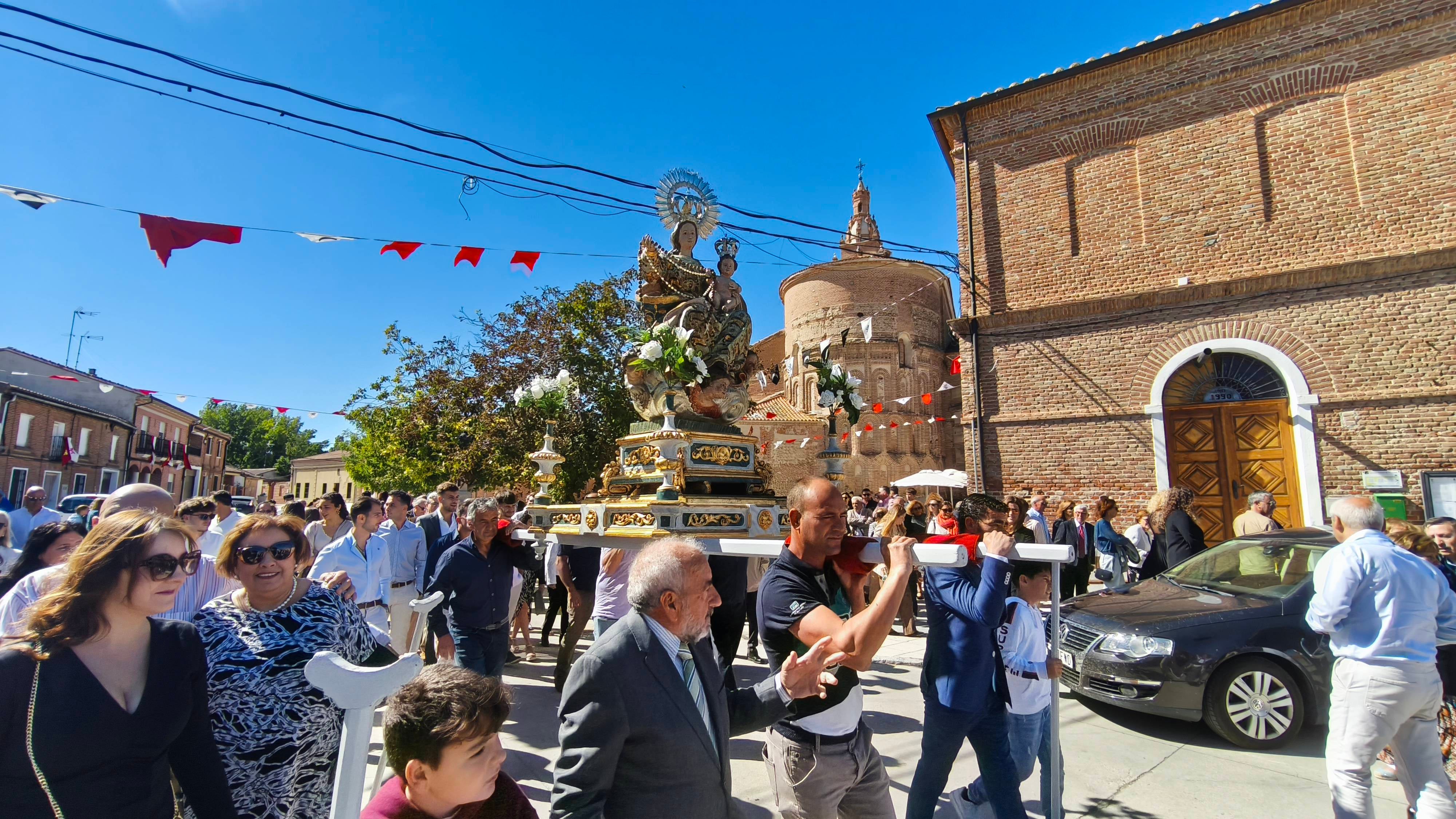 Rágama obsequia con cariño a la Virgen del Rosario