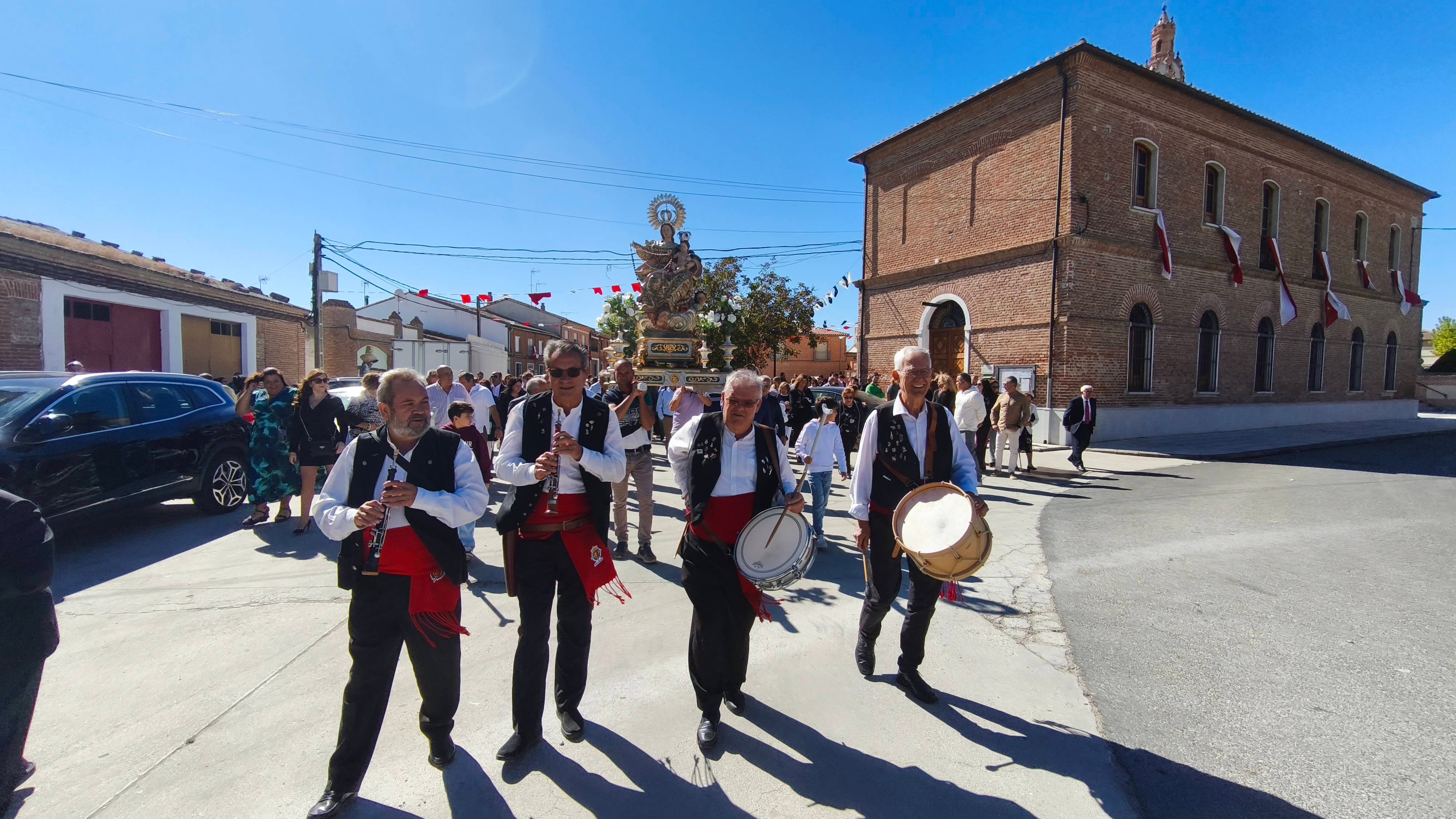 Rágama obsequia con cariño a la Virgen del Rosario