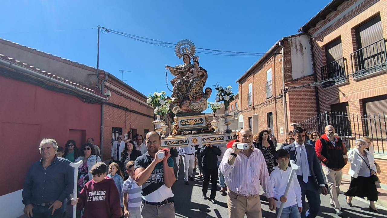 Rágama obsequia con cariño a la Virgen del Rosario