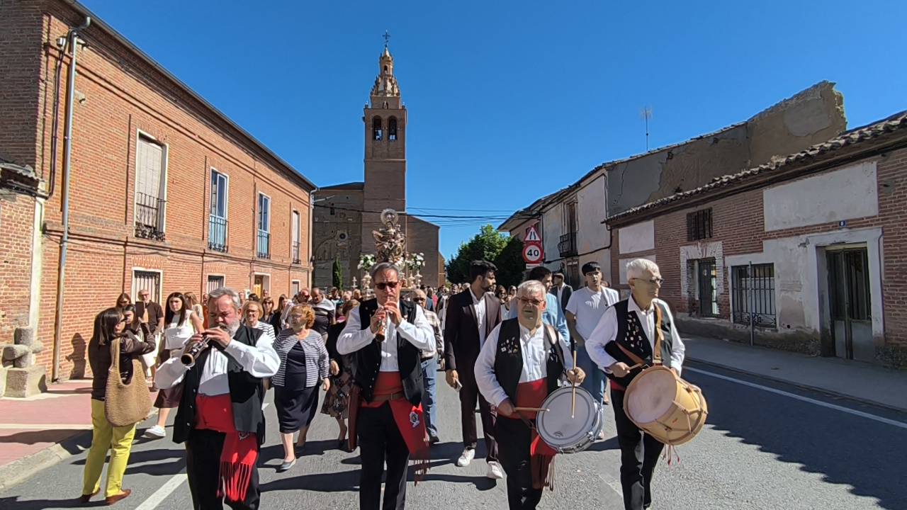 Rágama obsequia con cariño a la Virgen del Rosario