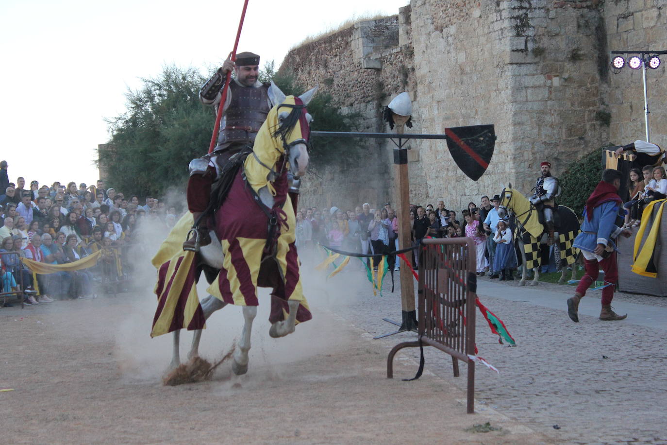 Ciudad Rodrigo despide la VIII Feria Medieval con el poderío de los caballeros