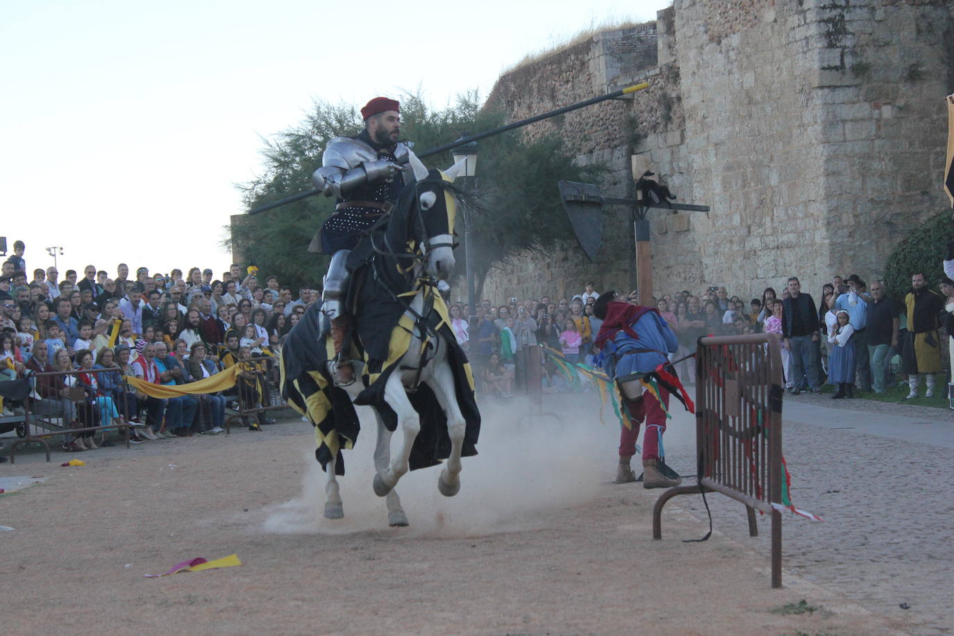 Ciudad Rodrigo despide la VIII Feria Medieval con el poderío de los caballeros
