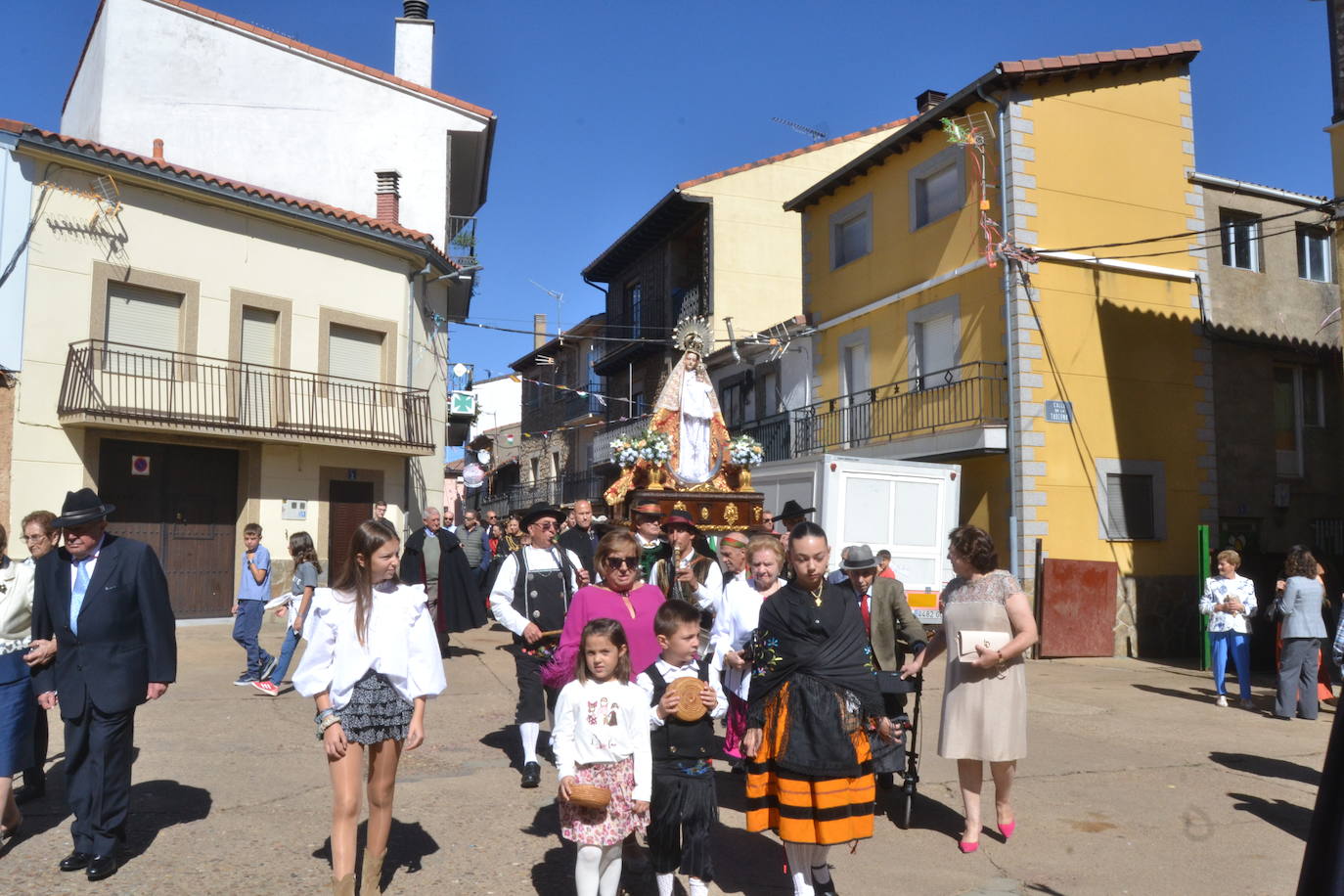 El Maíllo rinde pleitesía a la Virgen del Rosario