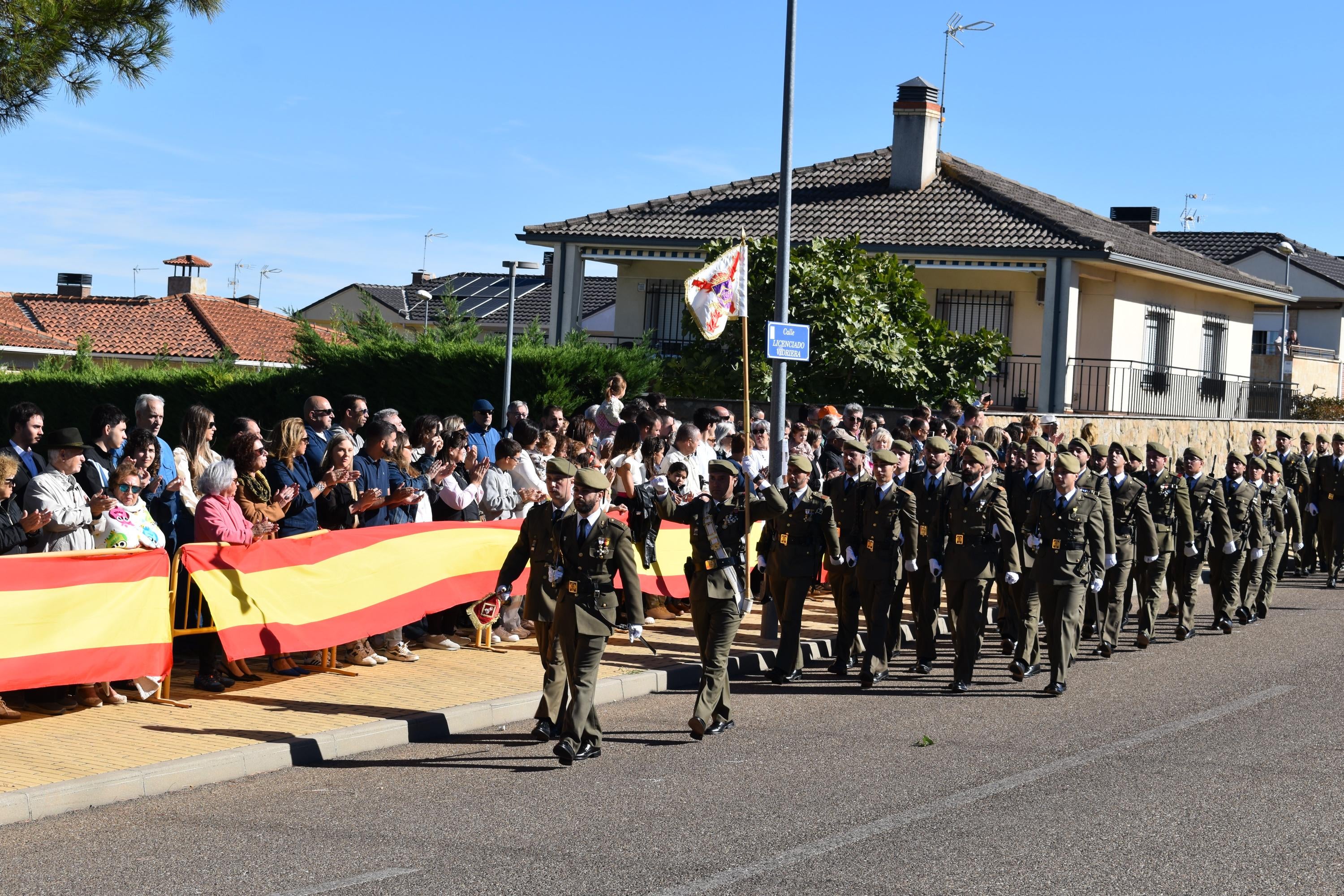 Villamayor celebra su primera Jura de Bandera civil con la participación de 104 ciudadanos