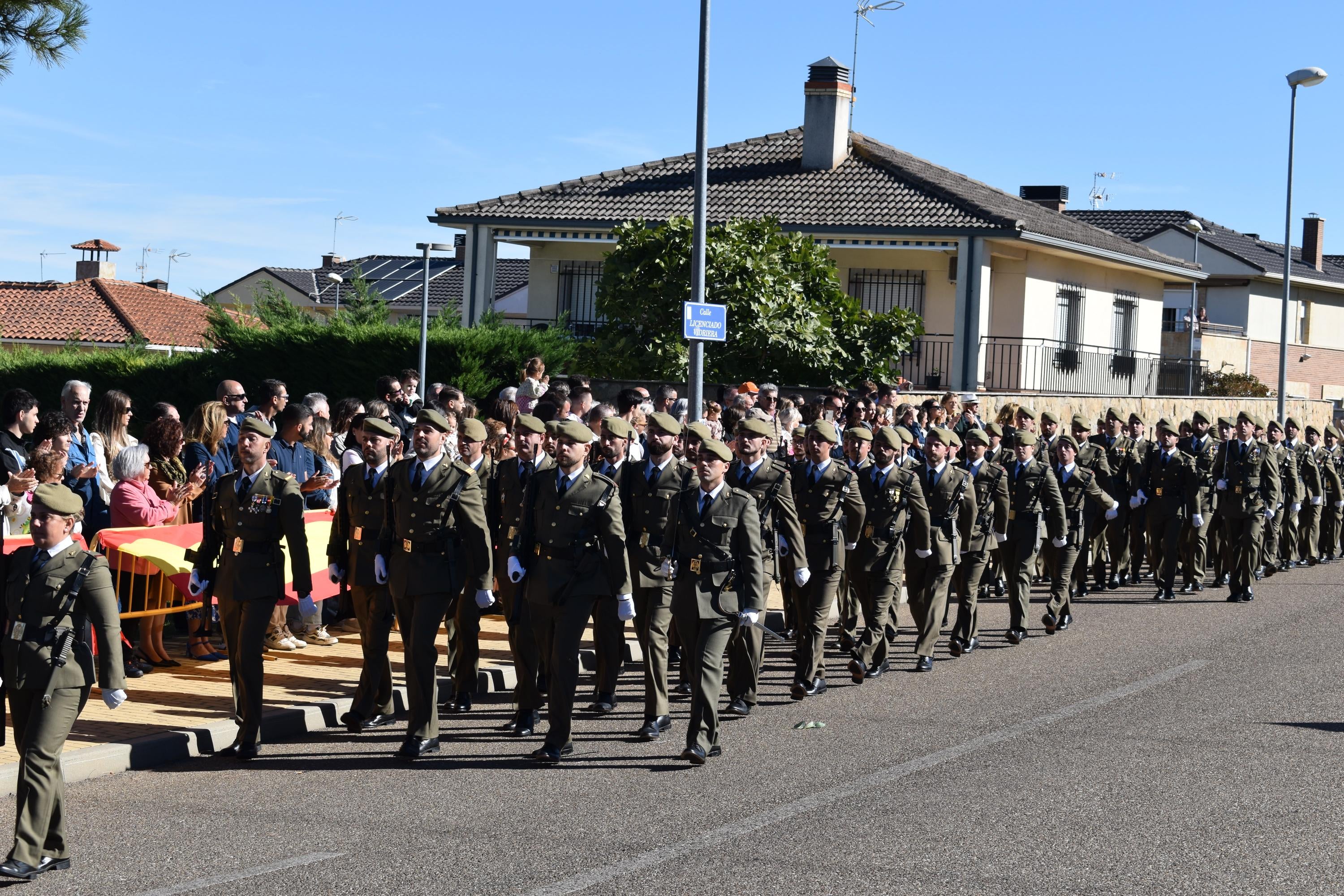 Villamayor celebra su primera Jura de Bandera civil con la participación de 104 ciudadanos