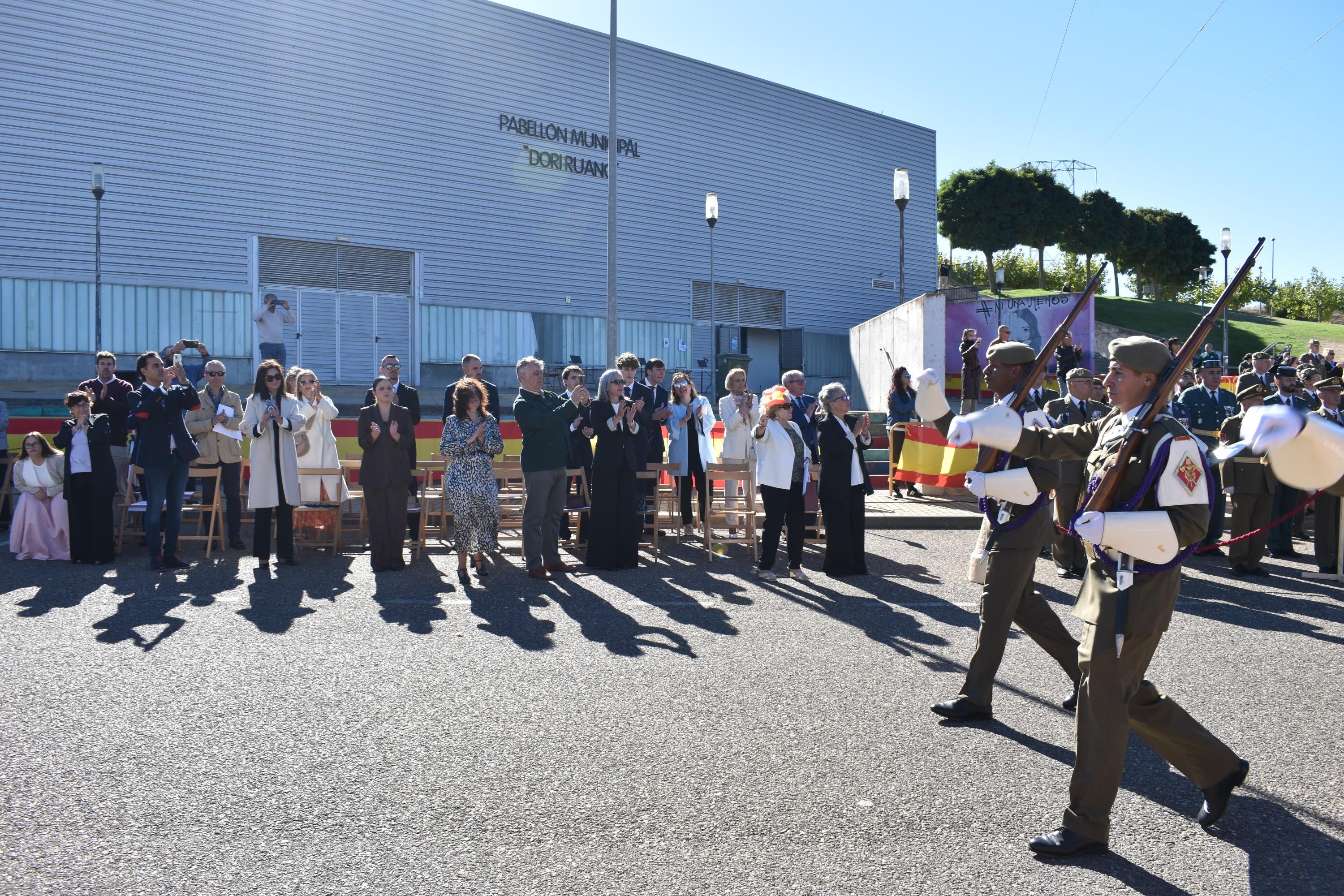 Villamayor celebra su primera Jura de Bandera civil con la participación de 104 ciudadanos