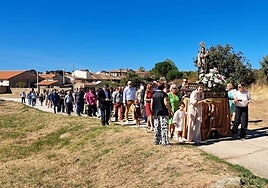 Procesión con la imagen de la Virgen del Rosario, que este domingo no llevaba manto