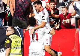 Isaac Romero celebra el tanto con Rubén Vargas.