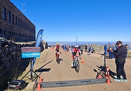 Ciclistas completando la ascensión a la Peña de Francia.