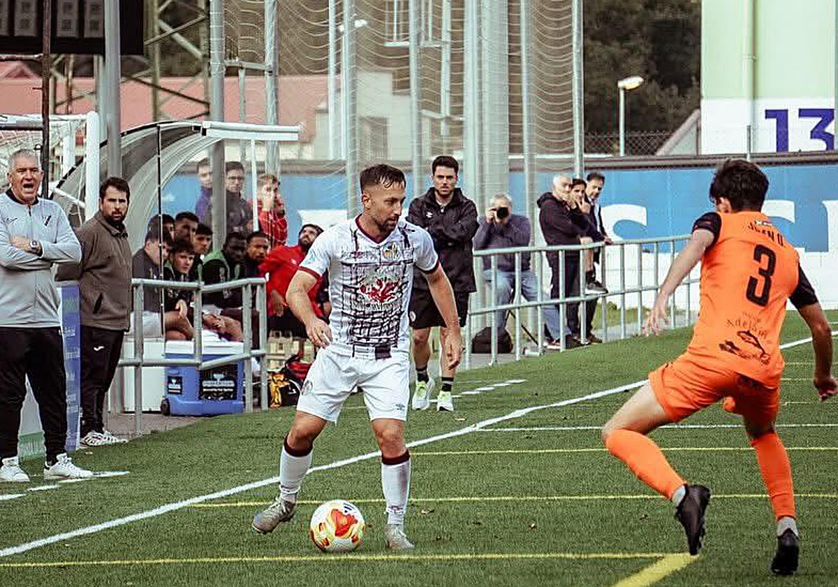 Parra, que firmó un encuentro más que notable, trata de superar al local Julen.