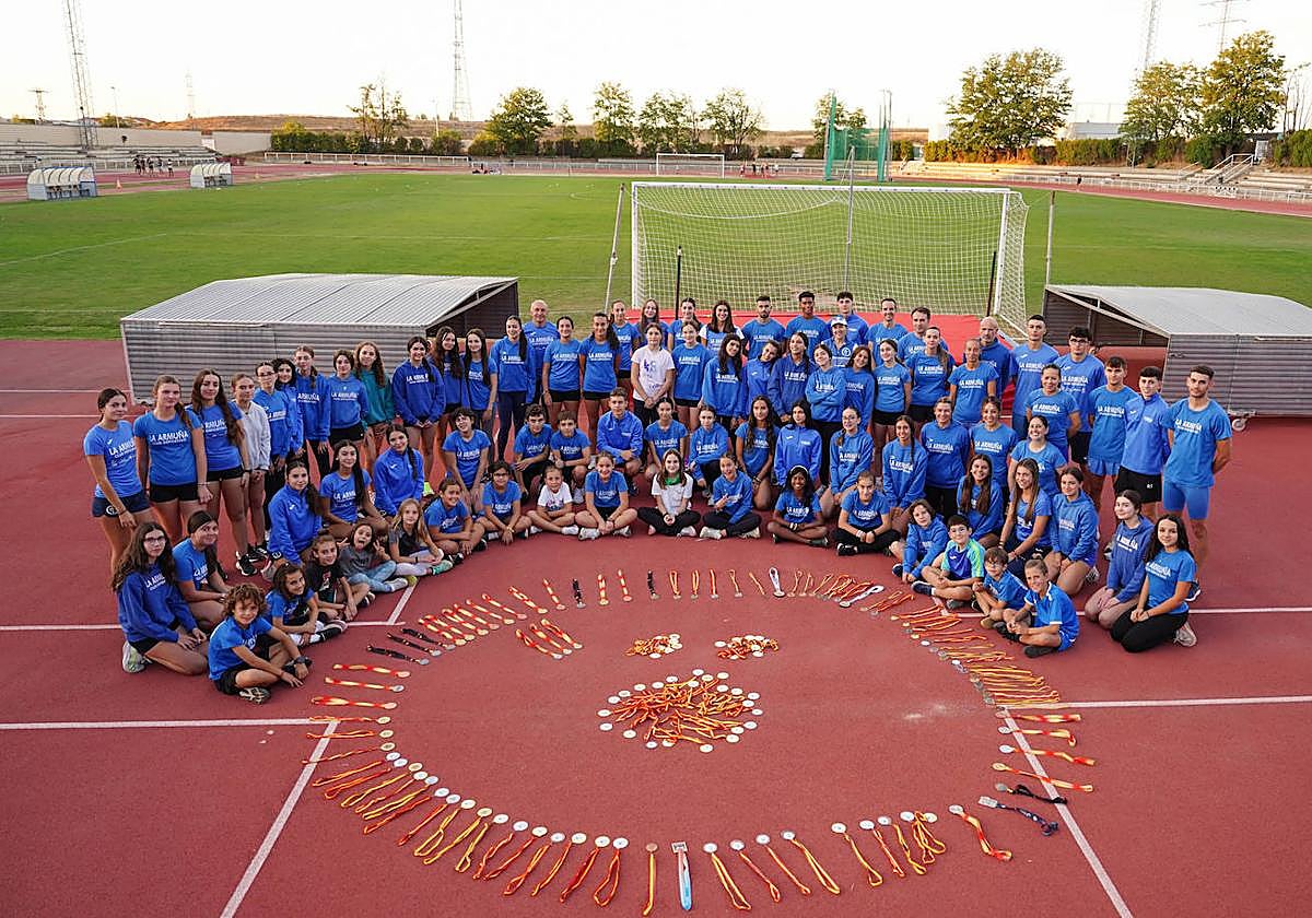 Parte de los integrantes del Club Deportivo La Armuña, con sus galardones.