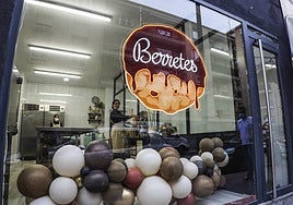 Imagen del escaparate de la pastelería Berretes, situada en la calle del Doctor Gómez Ulla.