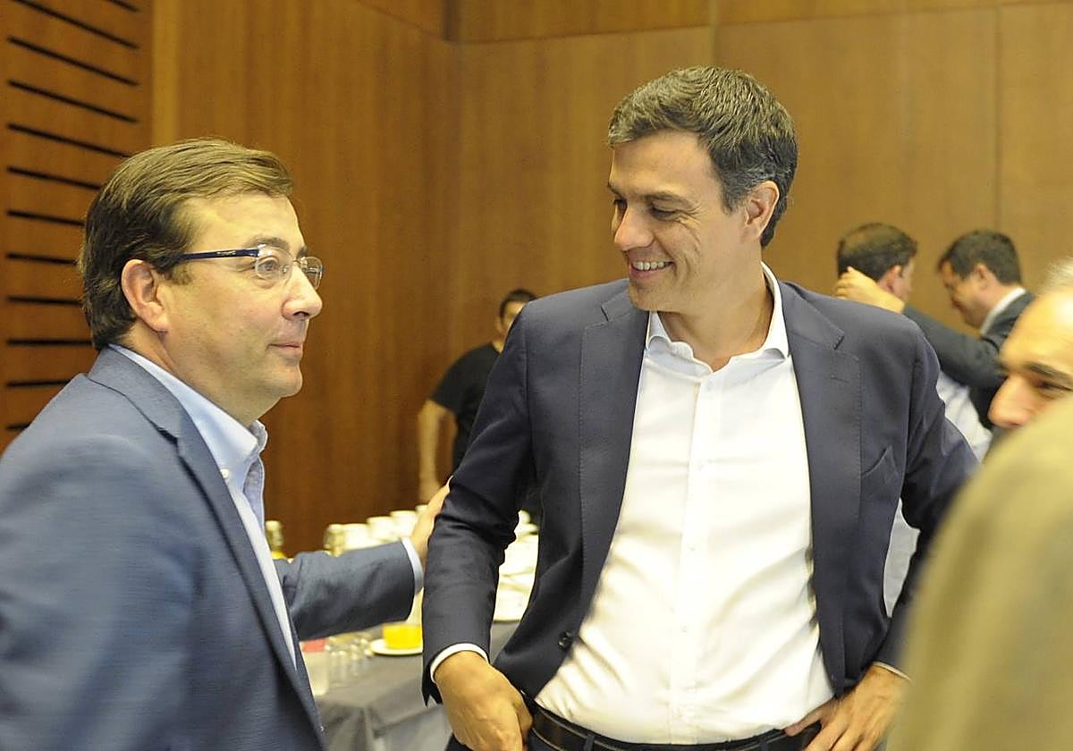 El exmandatario extremeño Guillermo Fernández Vara y el presidente del Gobierno, Pedro Sánchez.