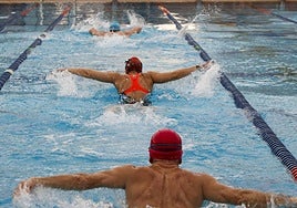 Clases de natación en la piscina climatizada de Garrido.
