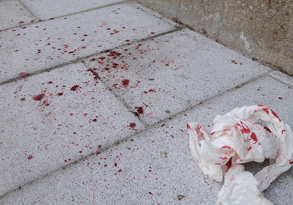 Manchas de sangre tras una agresión en un local de Salamanca.