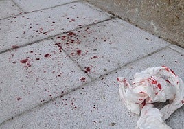 Manchas de sangre tras una agresión en un local de Salamanca.