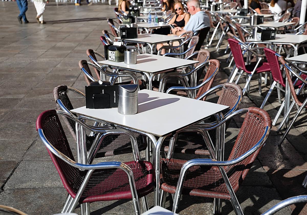 Terraza con los elementos que exige la normativa municipal, con servilleteros y papeleras como dicta la ordenanza.