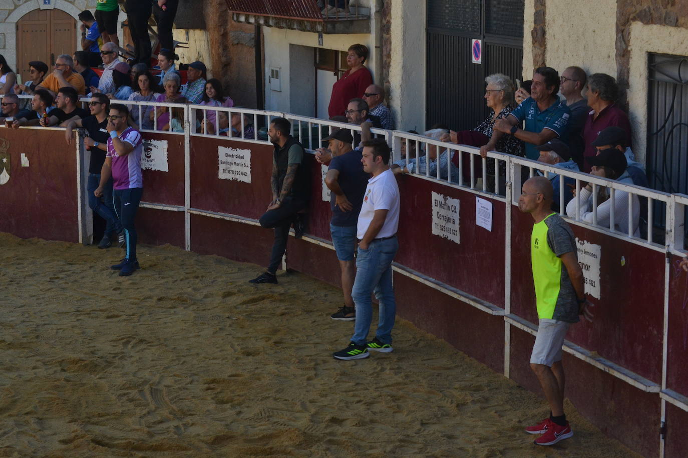 Bello encierro a caballo en las calles de El Maíllo