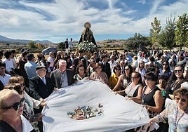 Procesión con la sábana de las ofrendas a paso de la Virgen deValparaíso