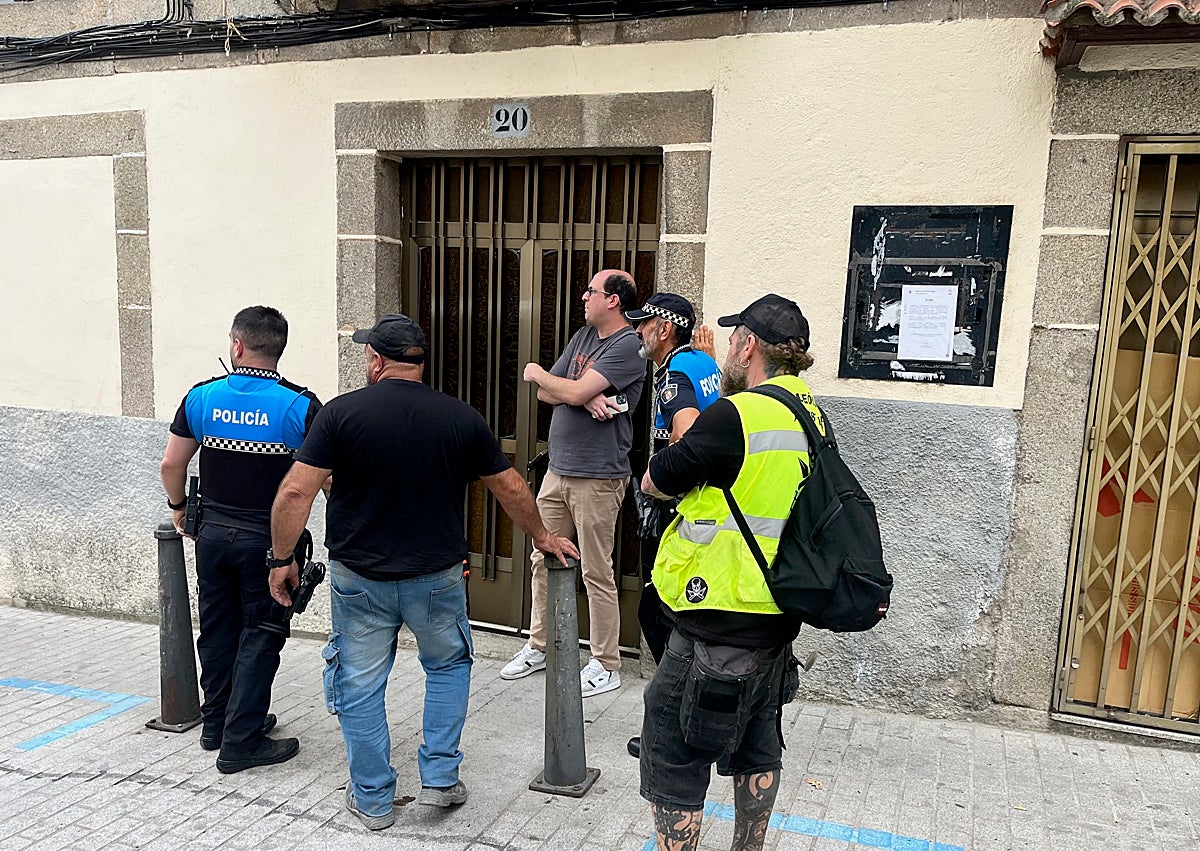 Imagen secundaria 1 - Dispositivo en la fuga de gas detectada en el barrio de San Juan en Béjar.