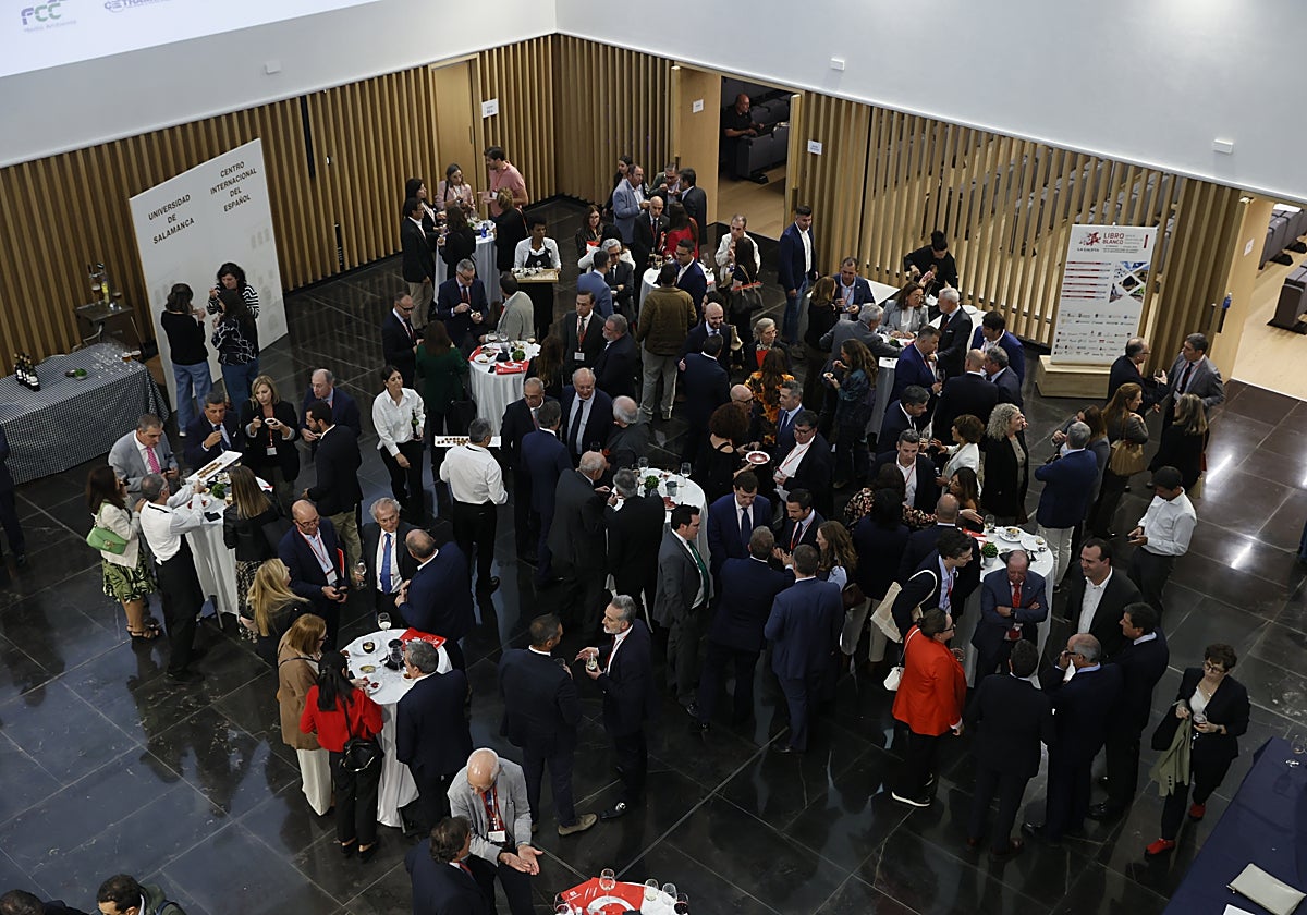 El cóctel en el 'hall' principal del Centro Internacional del Español.