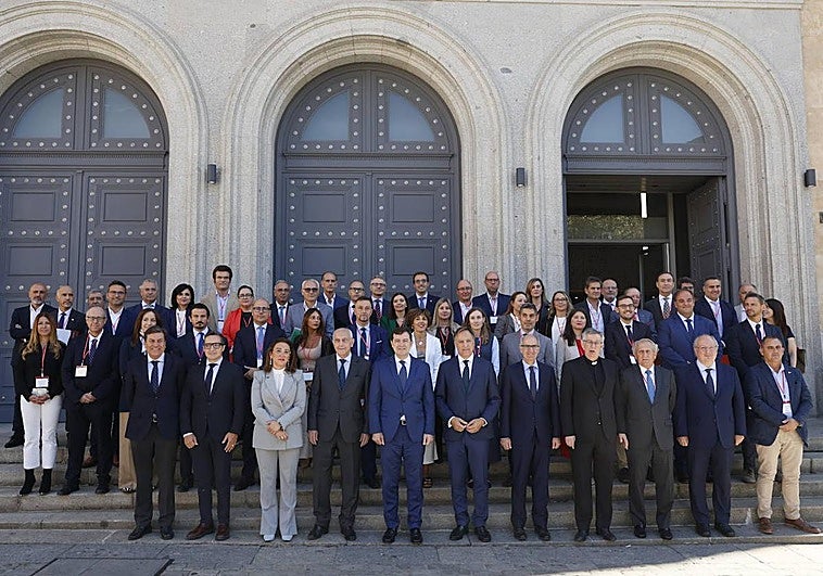 Foto de familia de los asistentes a la VI edición del Libro Blanco para el Desarrollo de Salamanca.