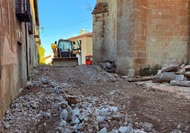 Una de las maquinarias que ha iniciado las obras de la calle Lastra en Ledesma.