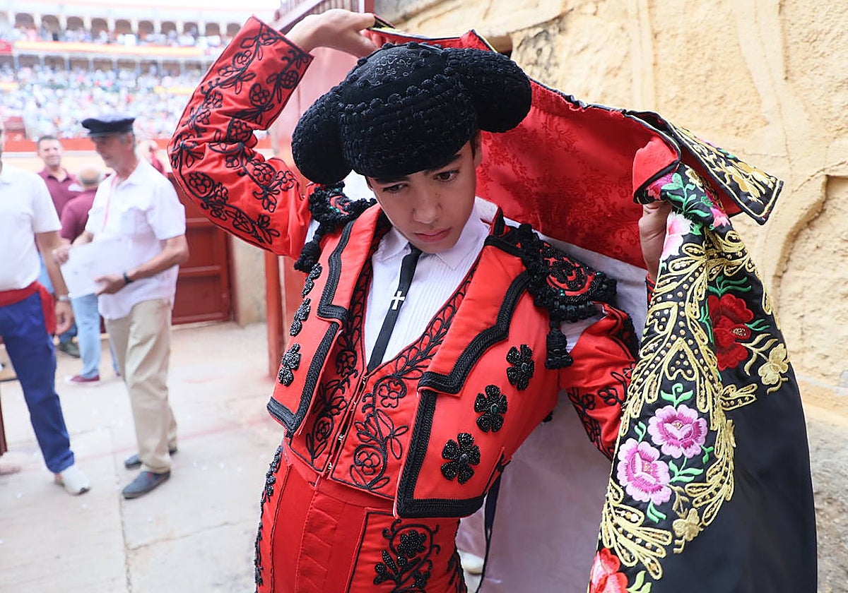 Marco Pérez, liándose el capote de paseo en el patio de cuadrillas antes de hacer el paseíllo en la plaza de toros de La Glorieta el 19 de septiembre.