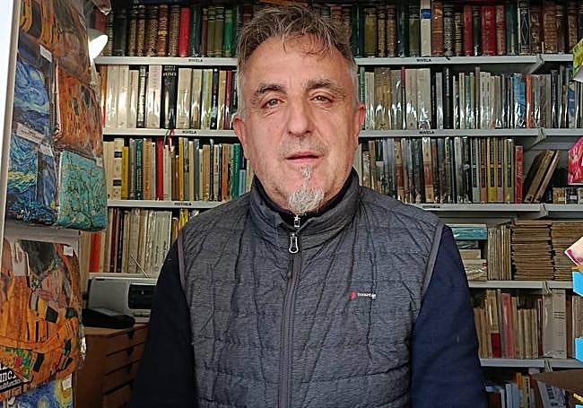 Celedonio Santos, en su kiosco-librería al principio de la Rúa.