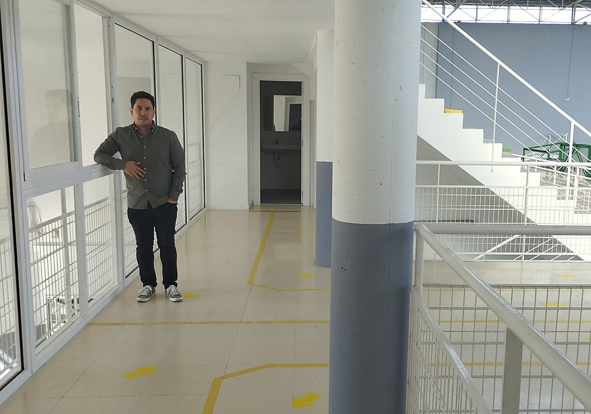 Jorge Valiente en la zona recién acristalada del pabellón 'Fay' de Santa Marta.