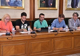 Maite Crego, Kevin Blázquez, Javier Hernández, Rubén Martín y Luis Francisco Martín, en un pleno en Bëjar.
