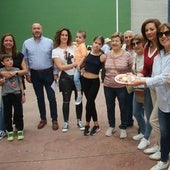 Un grupo de vecinos de Aldehuela de la Bóveda en la degustación de jamón en el pabellón