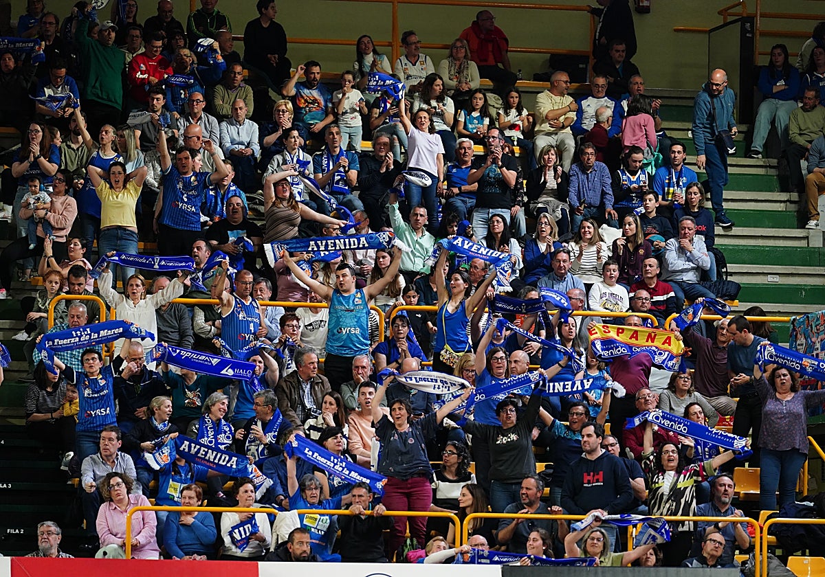 Aficionados del Perfumerías Avenida, en las gradas de Würzburg.