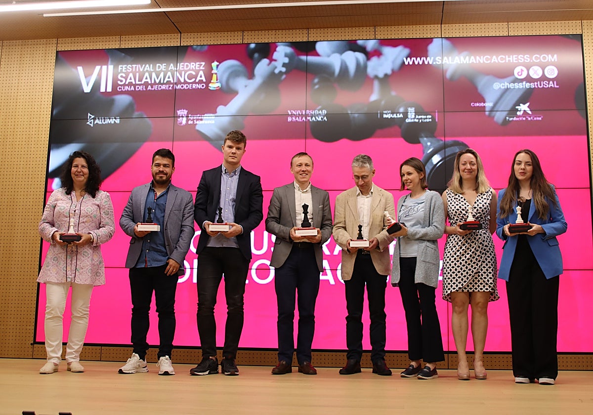 Foto de familia de los participantes en la anterior edición con sus trofeos.